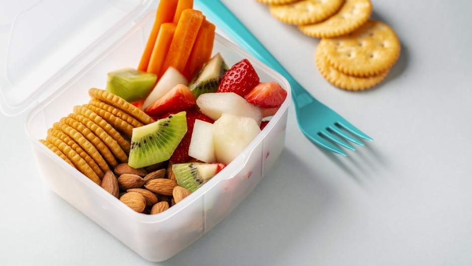 Menikmati Buah dan Sayuran sebagai Cemilan Praktis di Kantor